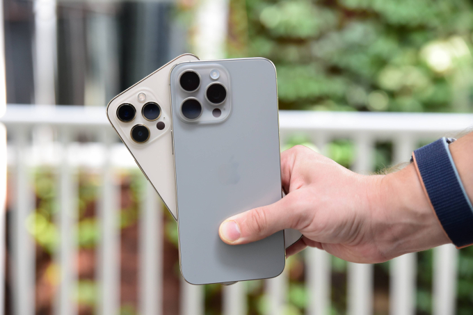 Có nên mua iPhone 15 Pro Max xách tay hay chính hãng?