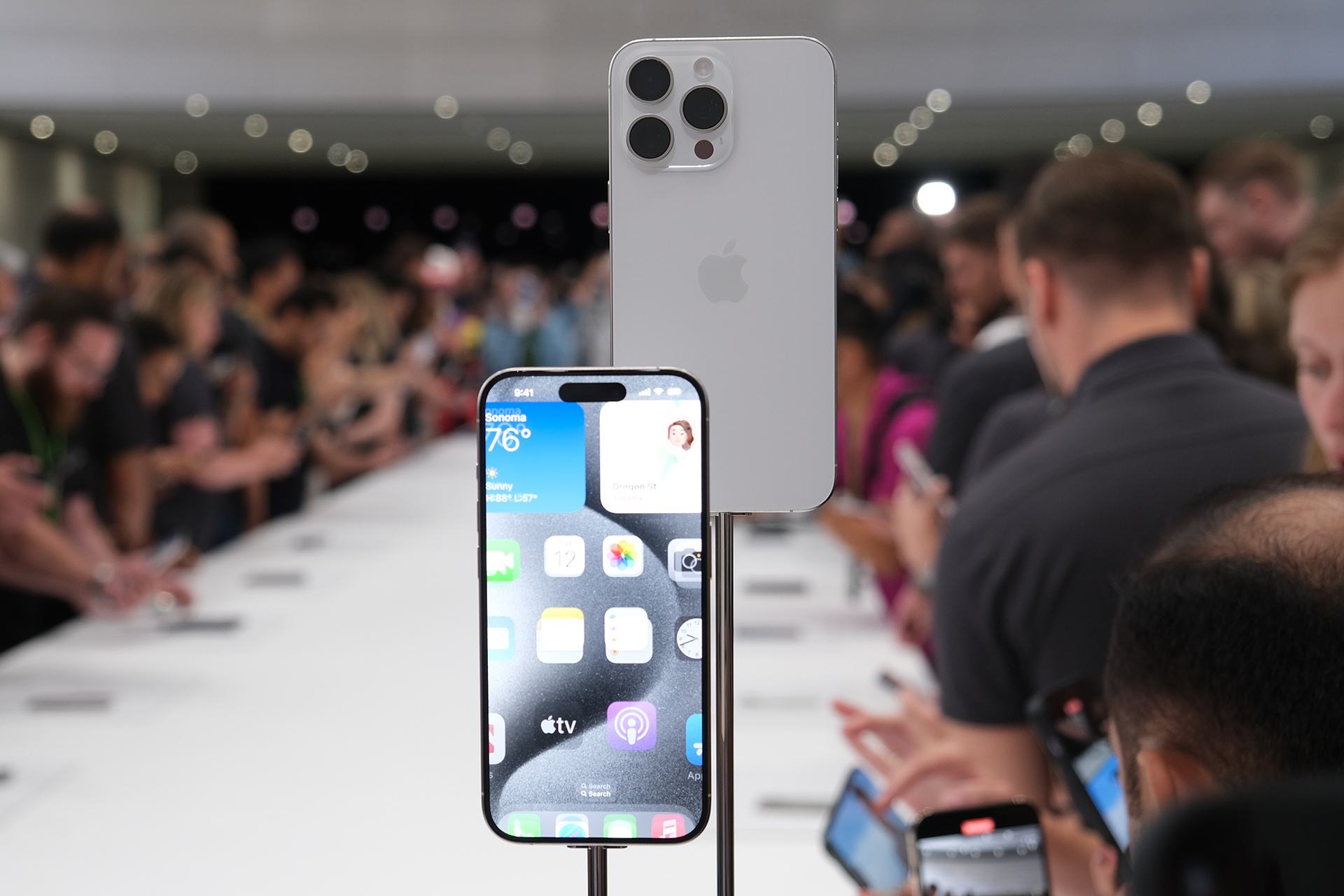 Tin xấu bủa vây Apple